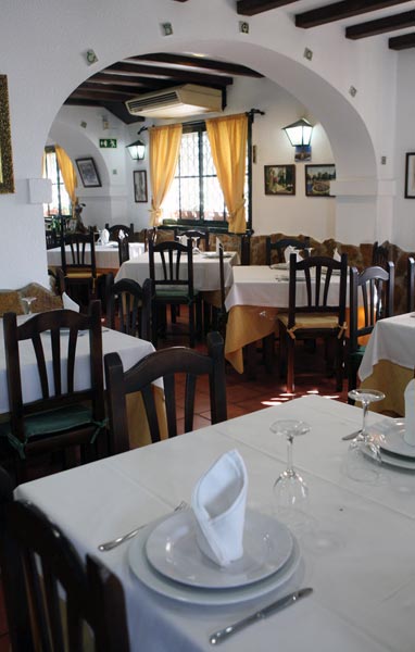 Salón con arco central - Restaurante La Bodega (Cádiz)