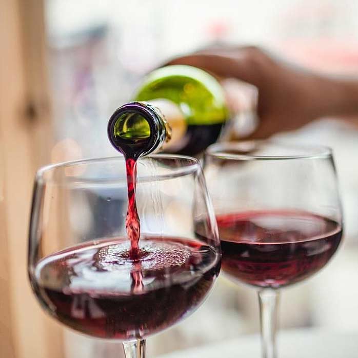 Sirviendo vino tinto - Restaurante La Bodega (Cádiz)