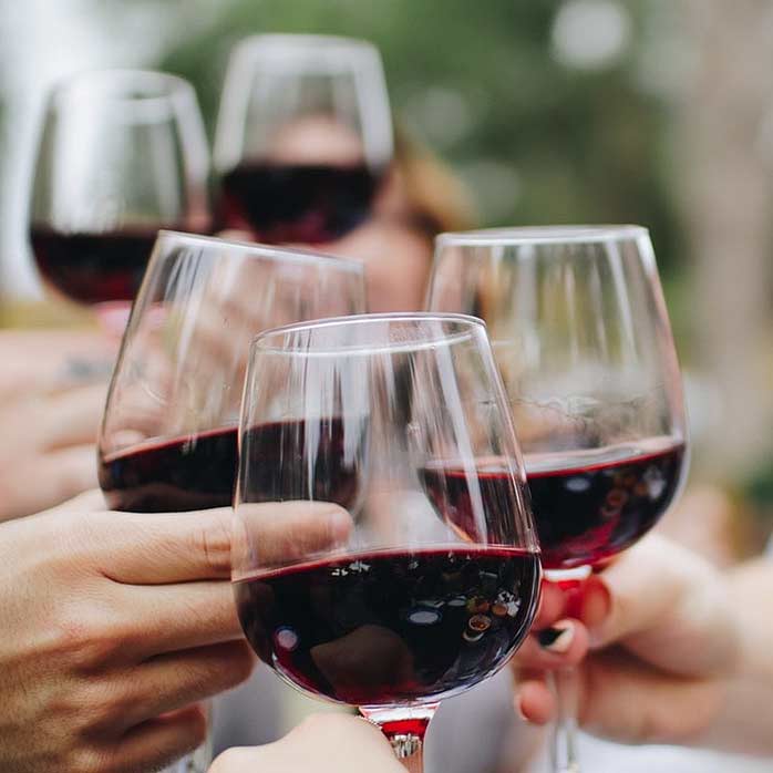 Brindando con vino tinto - Restaurante La Bodega (Cádiz)