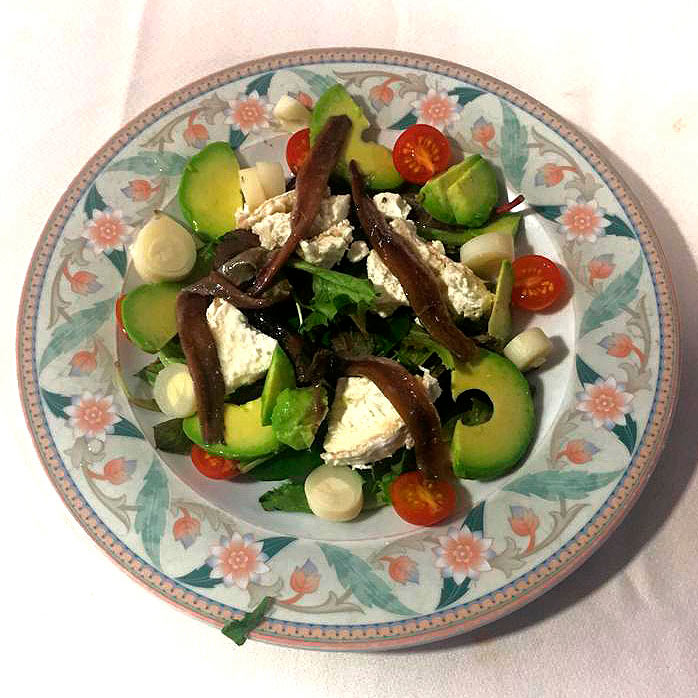 Ensalada de Anchoas con Queso de Cabra y Aguacate - Restaurante La Bodega (Cádiz)